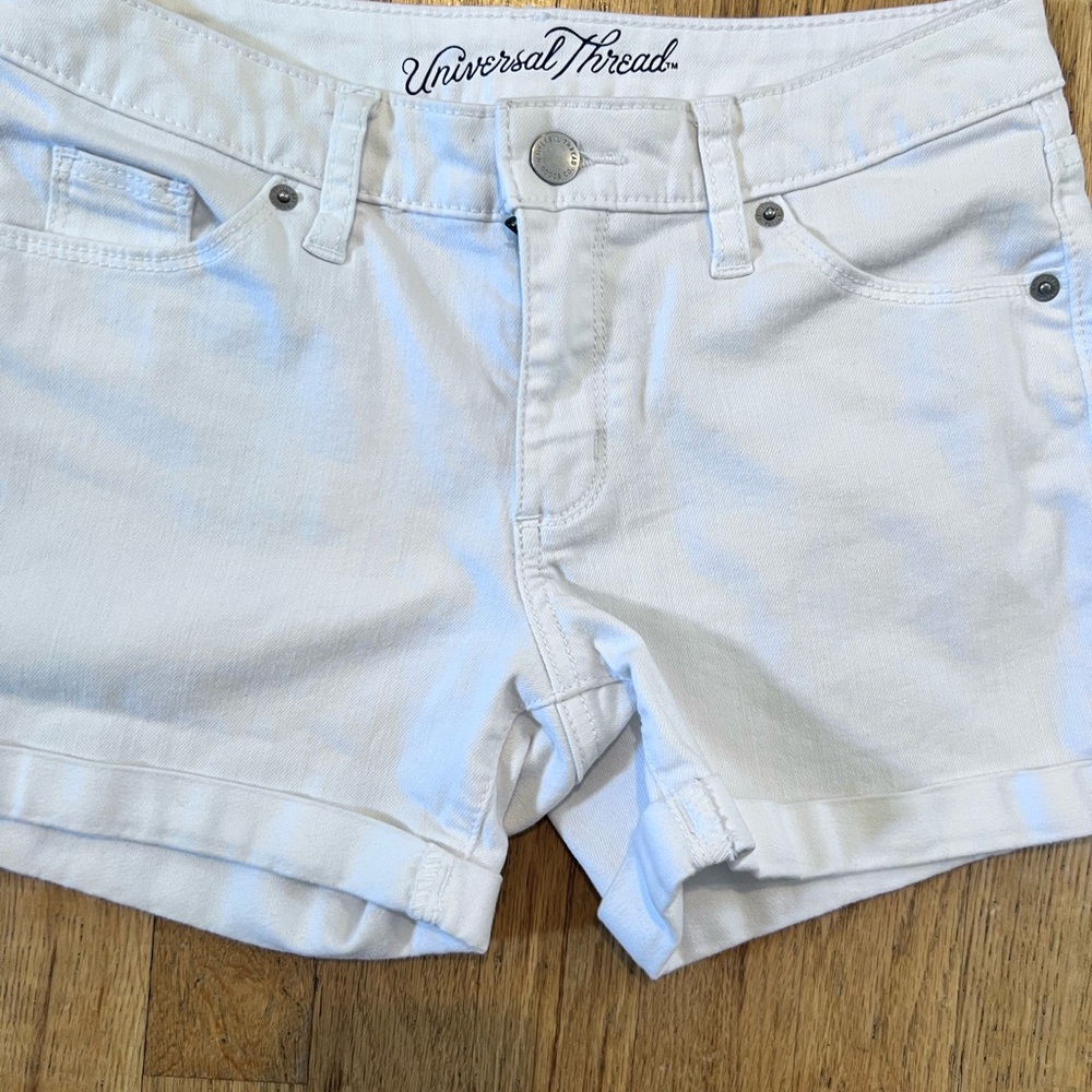 Ladies Size 0/25R "Universal Thread" Women's Bright White Jean Shorts GUC ❤️